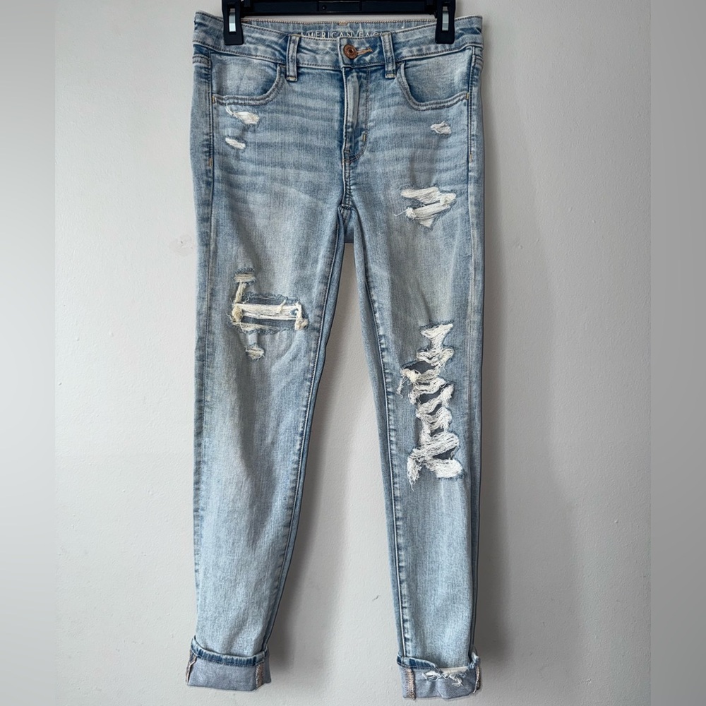 American Eagle distressed light wash jeggings. Size 6